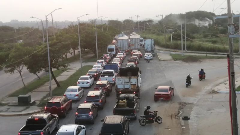 Fuerte tráfico al poniente de Coatzacoalcos tras volcadura de autotanque en Las Matas