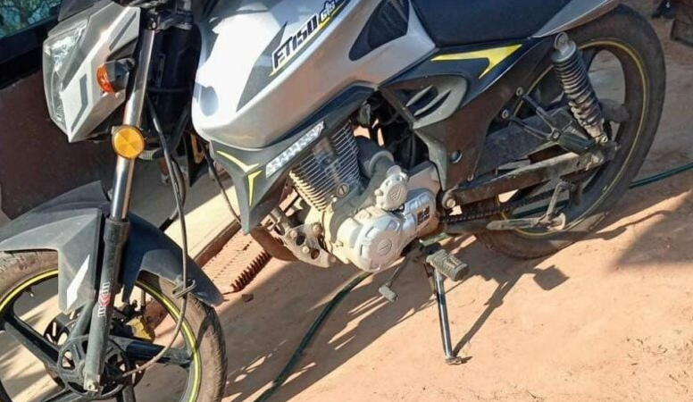 Roban motocicleta estacionada en la colonia Salinas de Gortari en Cosoleacaque