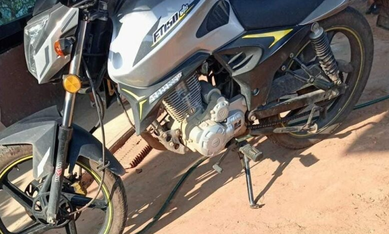 Roban motocicleta estacionada en la colonia Salinas de Gortari en Cosoleacaque