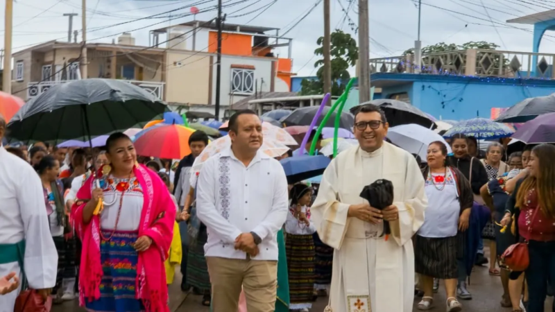 Católicos de Ixhuatlán del Sureste realizaron procesión de San Juan Diego bajo la lluvia