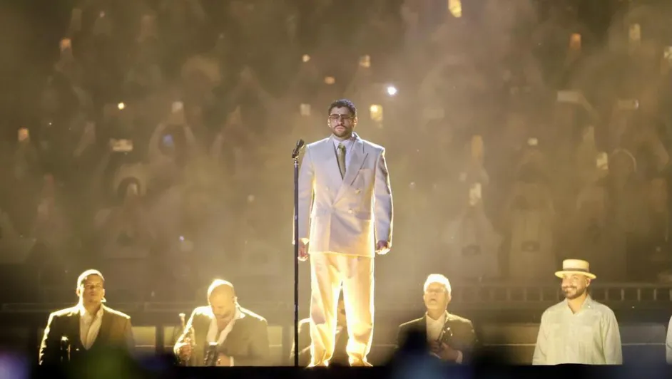 ¿Está bien? Bad Bunny se cae durante primer su concierto en México; así fue el momento exacto