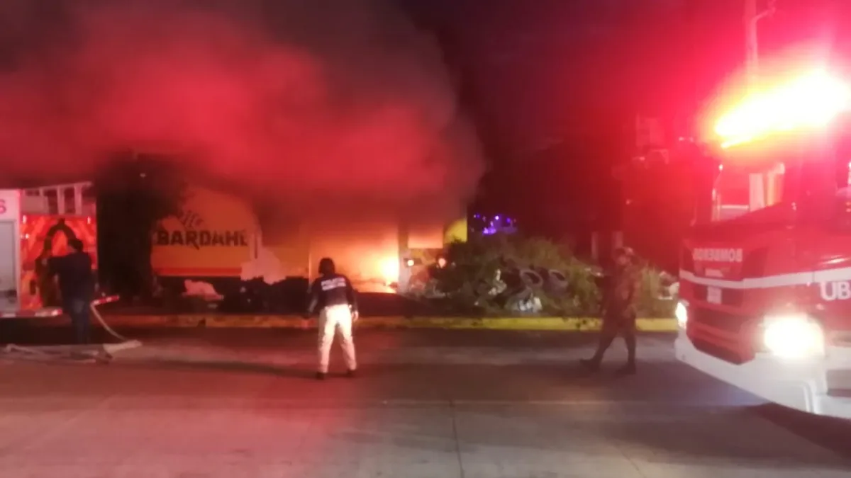 Voraz incendio moviliza a Bomberos y Protección Civil en la Costera del Golfo