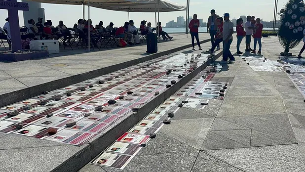 En Veracruz, instalan el ‘Arbolito de la Ausencia’ en Plaza de la Soberanía