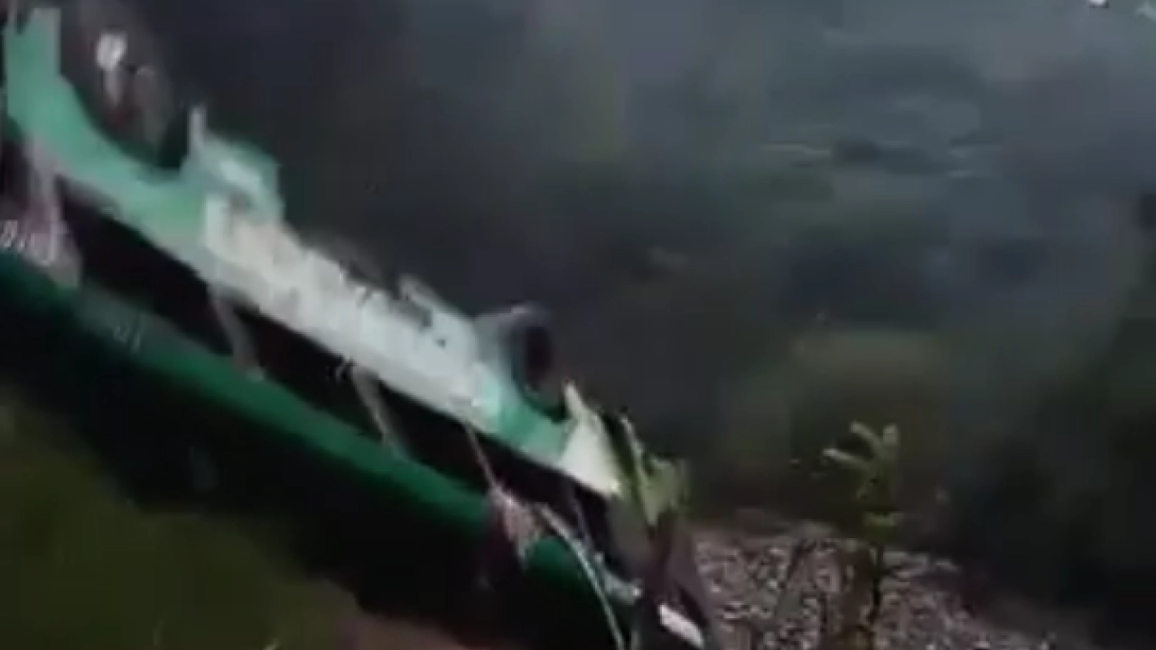 Suman 10 muertos y 32 heridos por volcadura de autobús de pasajeros en Veracruz