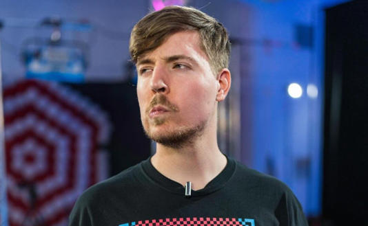 MrBeast reparte fajos de billetes en plena vía pública y causa furor en redes