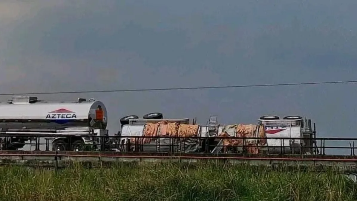 Cierran vialidad en la Coatzacoalcos-Minatitlán por volcadura de autotanque