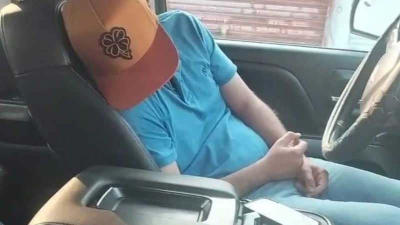 Joven ebrio causa caos vial en Acayucan; choca dos vehículos y se queda dormido tras el impacto