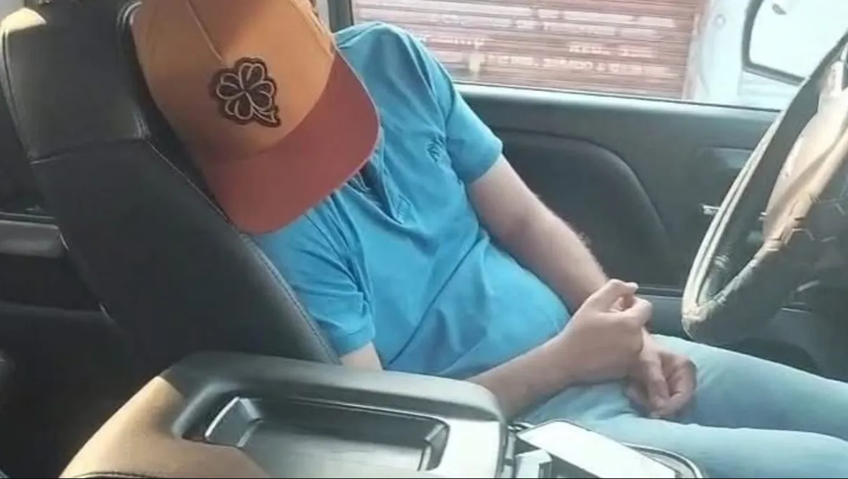 Joven ebrio causa caos vial en Acayucan; choca dos vehículos y se queda dormido tras el impacto