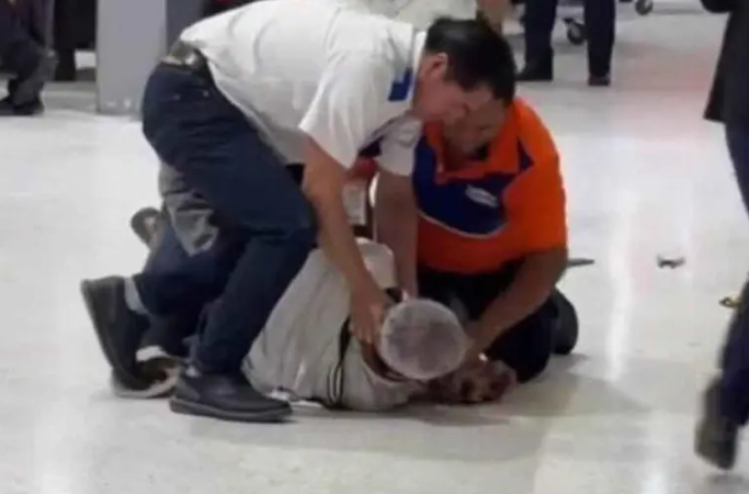 ¿Qué le están haciendo?: Someten a abuelito frente a su nieta al interior de una tienda en Veracruz