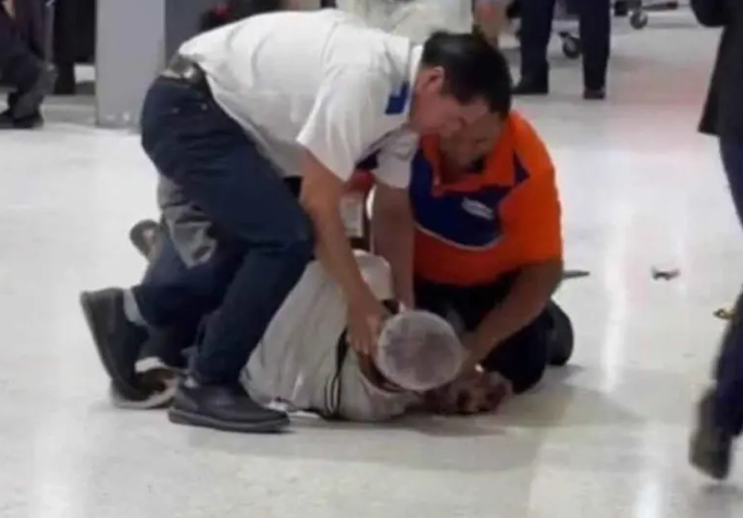 ¿Qué le están haciendo?: Someten a abuelito frente a su nieta al interior de una tienda en Veracruz