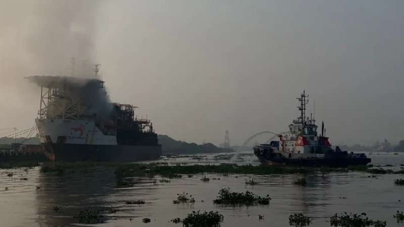 Buque ‘Blue Phoenix’ se vuelve a incendiar en las costas de Coatzacoalcos, Veracruz