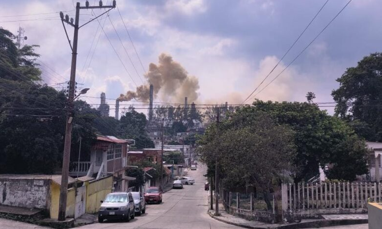 Fumarolas generan alarma en Minatitlán; Pemex guardó silencio