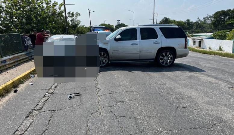 Camioneta deja destrozado un auto cerca del puente Palma Sola en Coatzacoalcos