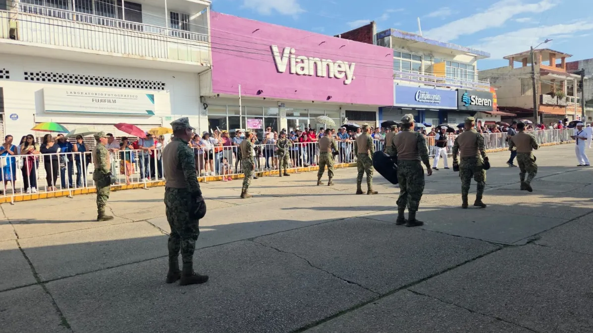 Casi 10 mil personas participan en desfile por el 115 Aniversario de la Revolución en Coatzacoalcos