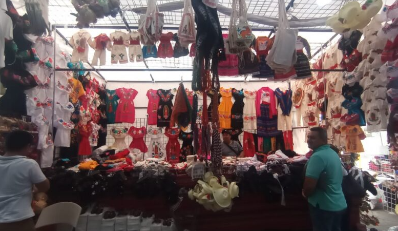 Artesanos poblanos reactivan la tradición guadalupana con venta de trajes y bordados en Minatitlán