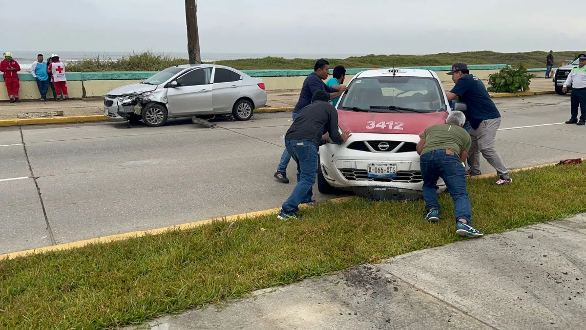 Aparatoso choque entre taxi y auto deja un lesionado en el Malecón de Coatzacoalcos