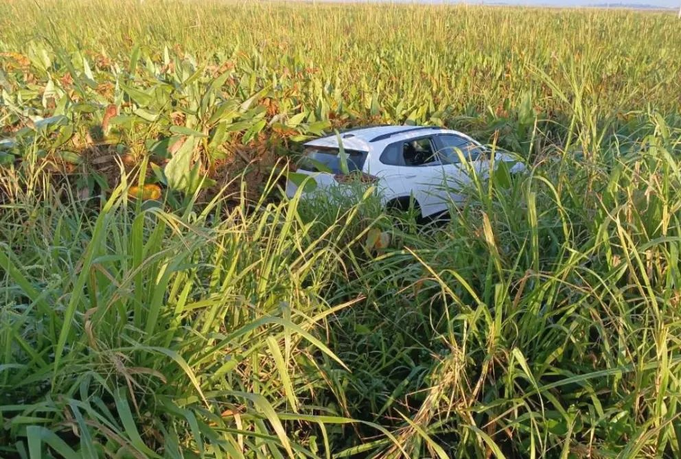 Camioneta se sale del camino y cae a pantano en la carretera de Las Matas