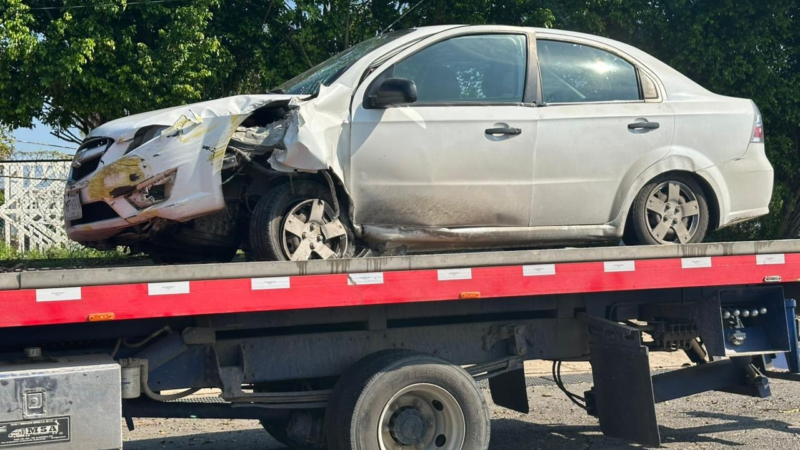 Auto se impacta contra muro en el puente Coatzacoalcos I