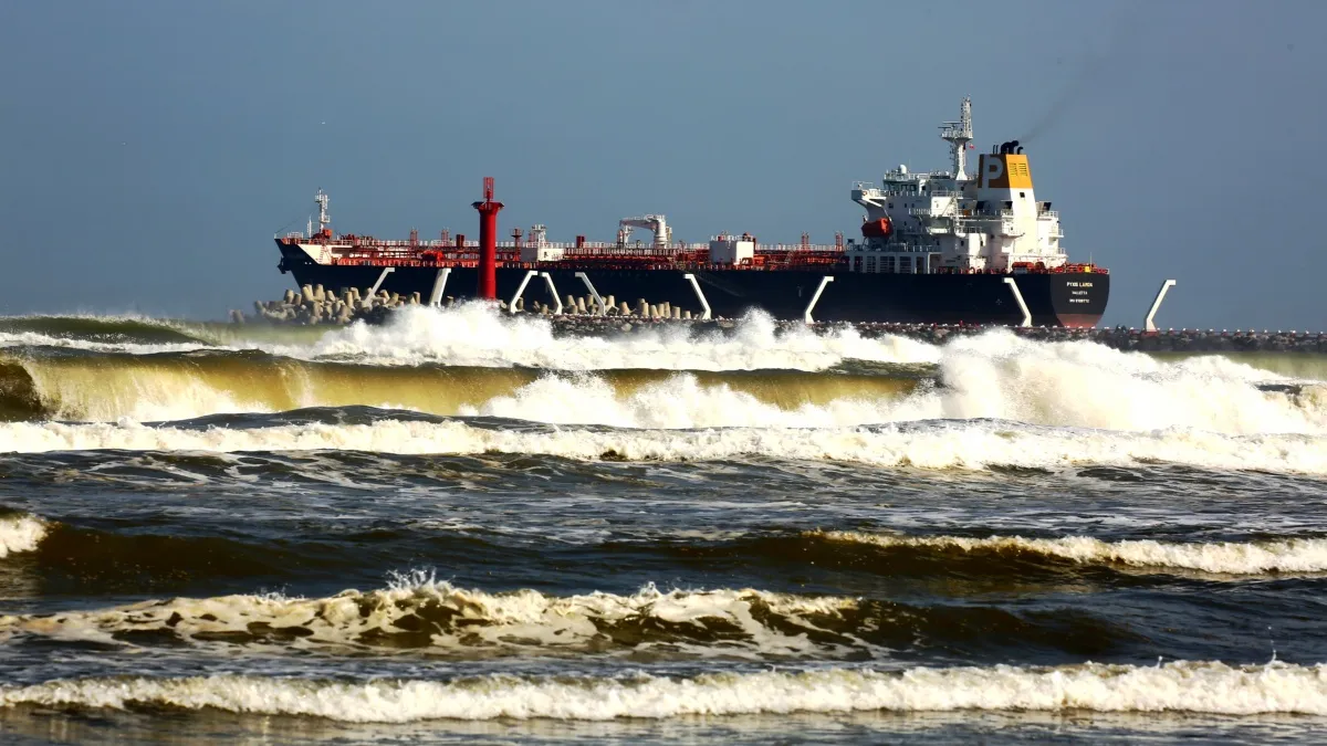 Frente Frío 27 paraliza operaciones: buques de Pemex se refugian en Coatzacoalcos