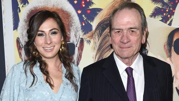 ¿Qué pasó con Victoria, hija de Tommy Lee Jones? Esto sabemos de su muerte; filtran la llamada de emergencia por posible sobredosis: “Cambió de color”