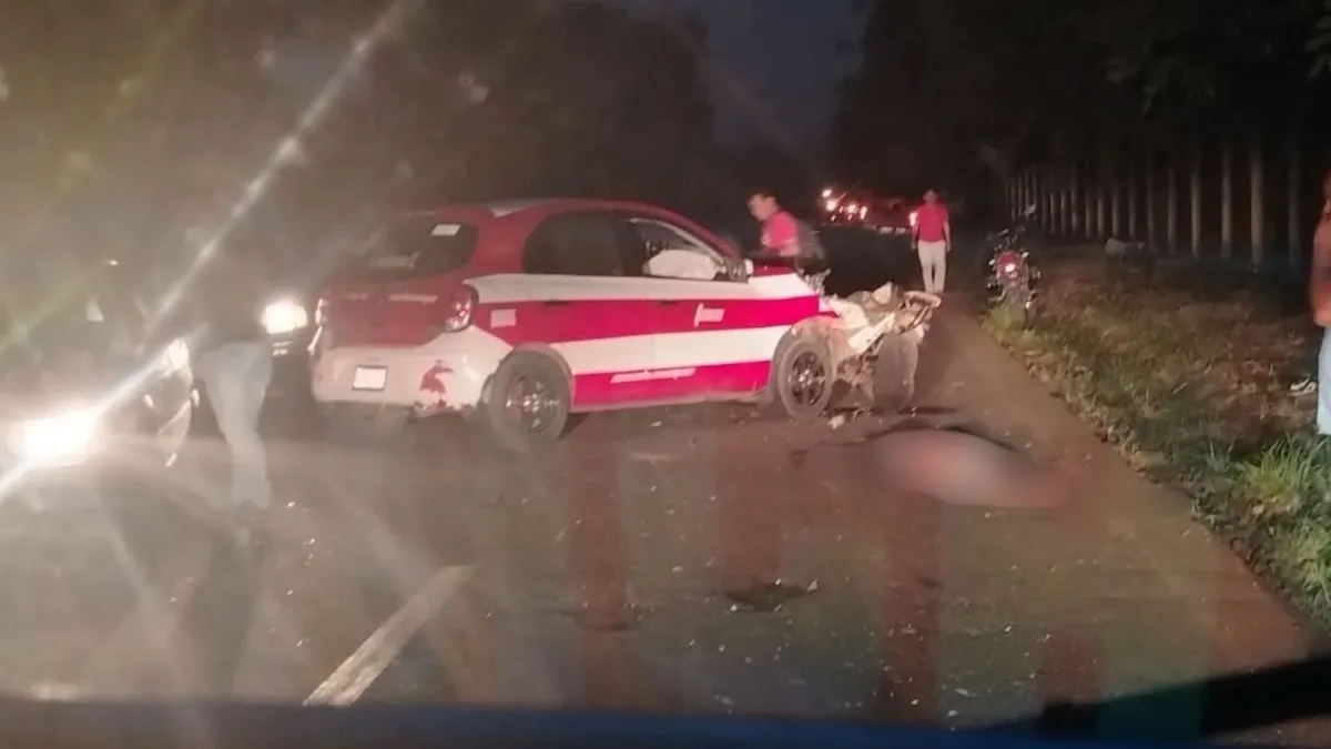 Fuerte choque entre motocicleta y taxi deja un muerto y dos heridos en la Chacalapa-Tonalapa