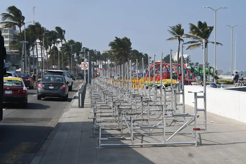 Con todo y norte, arranca instalación de gradas para el Carnaval de Veracruz 2026