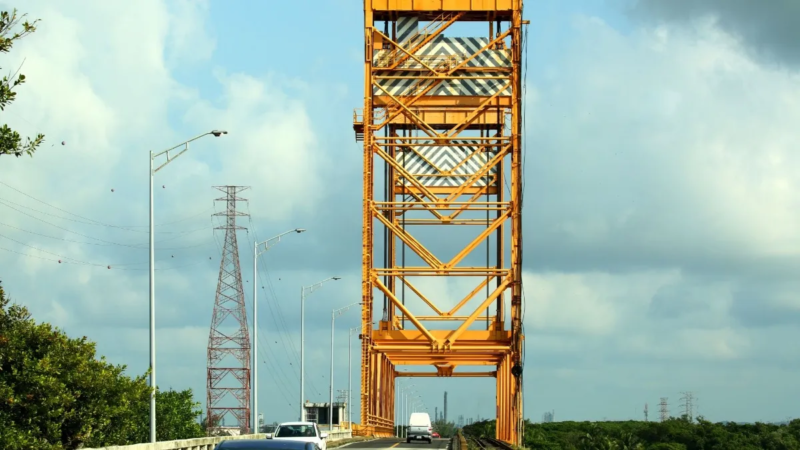 Retiran caseta, pero no el tráfico: denuncian caos diario en el puente Coatzacoalcos 1