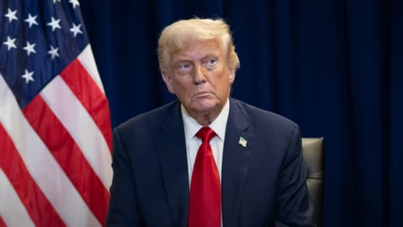 Trump enfrenta críticas por publicar video que muestra a los Obama como monos