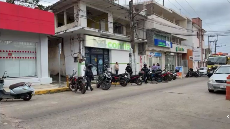 Sujetos armados roban financiera en el centro de Acayucan y logran huir