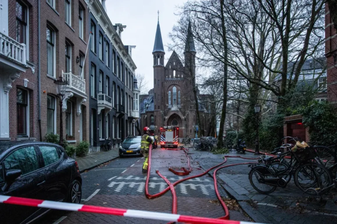 Accidentes con fuegos artificiales matan a dos en Países Bajos, un incendio destruye una iglesia histórica en Ámsterdam