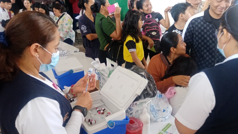 Refuerzan campañas de vacunación ante riesgo de brotes en Minatitlán