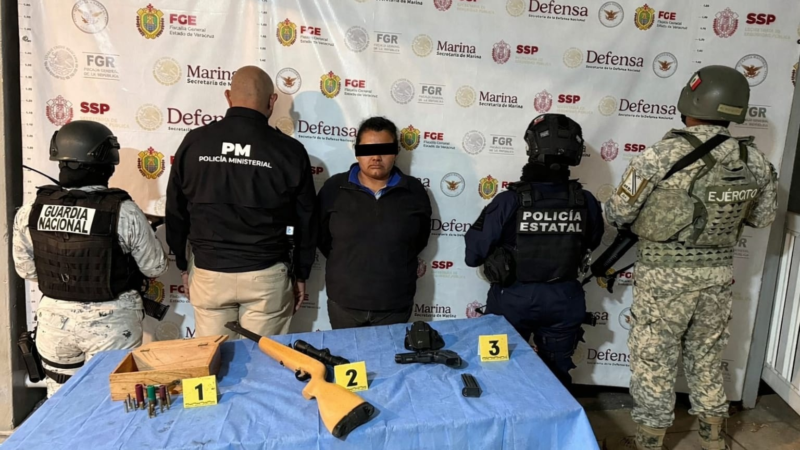 Catean vivienda en Minatitlán; aseguran armas y detienen a una mujer