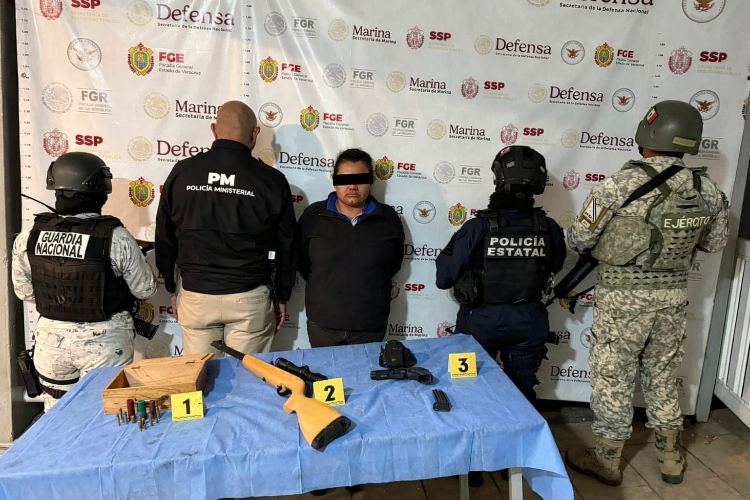 Catean vivienda en Minatitlán; aseguran armas y detienen a una mujer