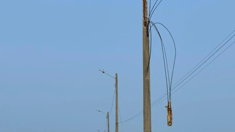 Reportan poste en riesgo de colapso en la colonia al poniente de Coatzacoalcos