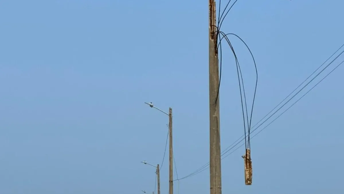 Reportan poste en riesgo de colapso en la colonia al poniente de Coatzacoalcos