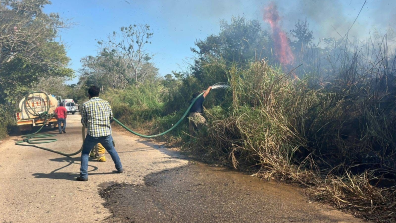 Incendio de pastizal provoca cierre total en carretera Texistepec-Oluta
