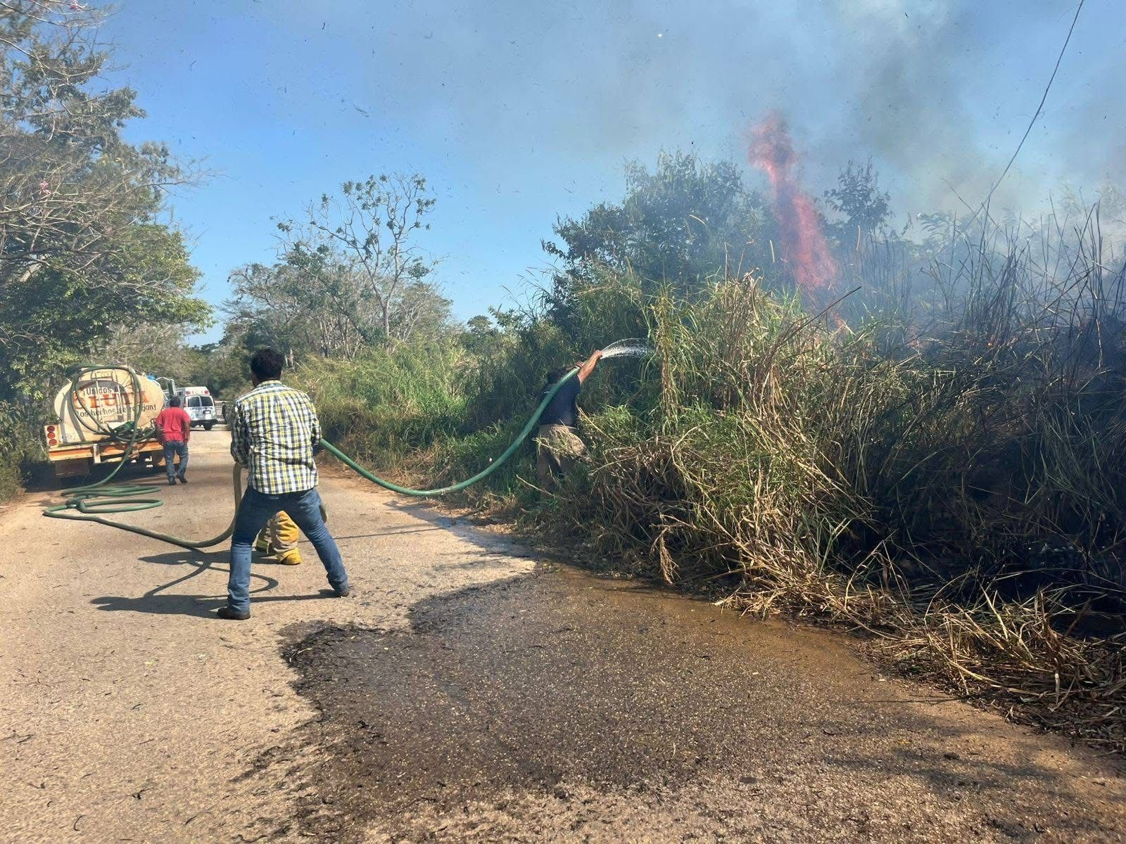 Incendio de pastizal provoca cierre total en carretera Texistepec-Oluta