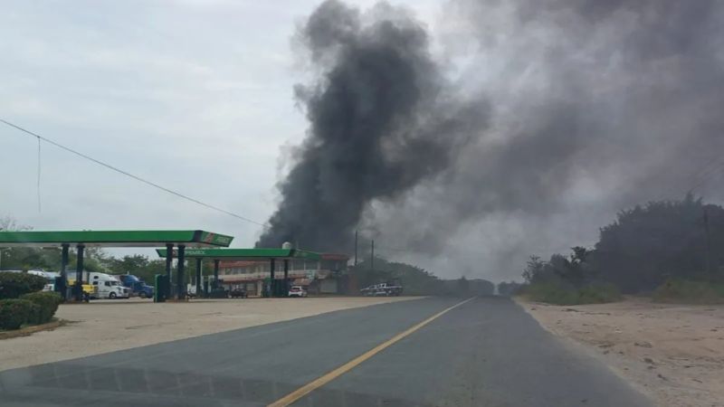 Quema de llantas genera movilización policiaca en Jáltipan