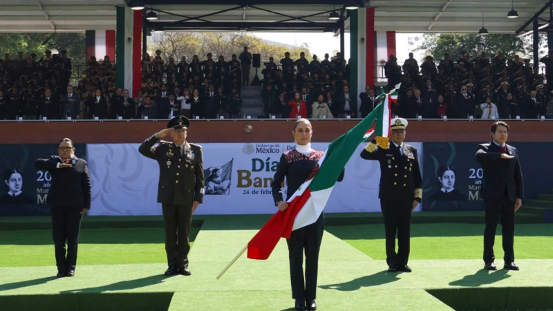 Sheinbaum encabeza ceremonia del Día de la Bandera en Campo Marte