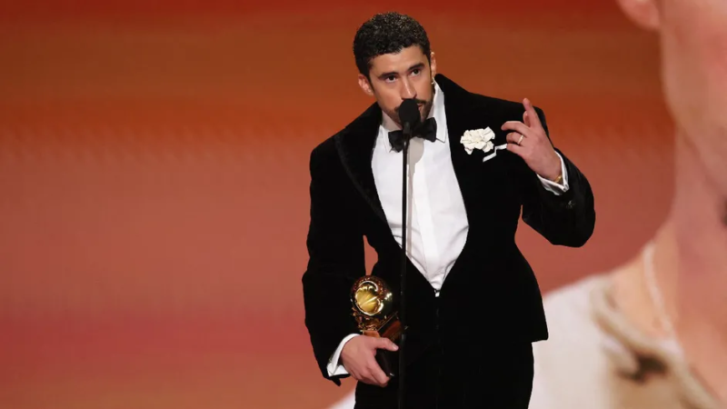 Bad Bunny conquista China con una canción en español tras ganar el Grammy y rumbo al Super Bowl