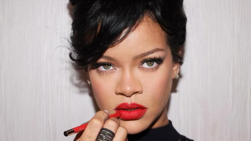 Mujer que disparó contra la casa de Rihanna enfrenta cargos por intento de asesinato