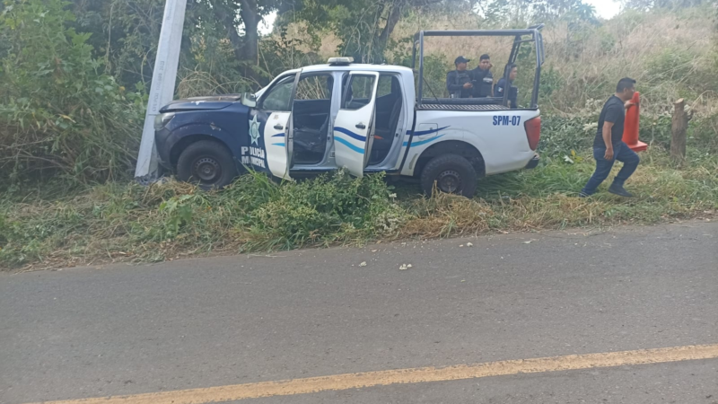 Patrulla de Policía Municipal choca contra poste en carretera hacia Soteapan