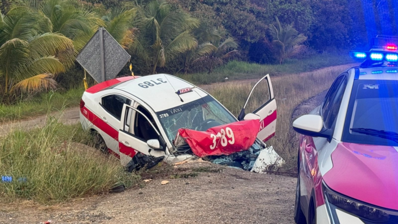 Taxi queda destrozado tras salirse de la carretera carretera Minatitlán-Cosoleacaque