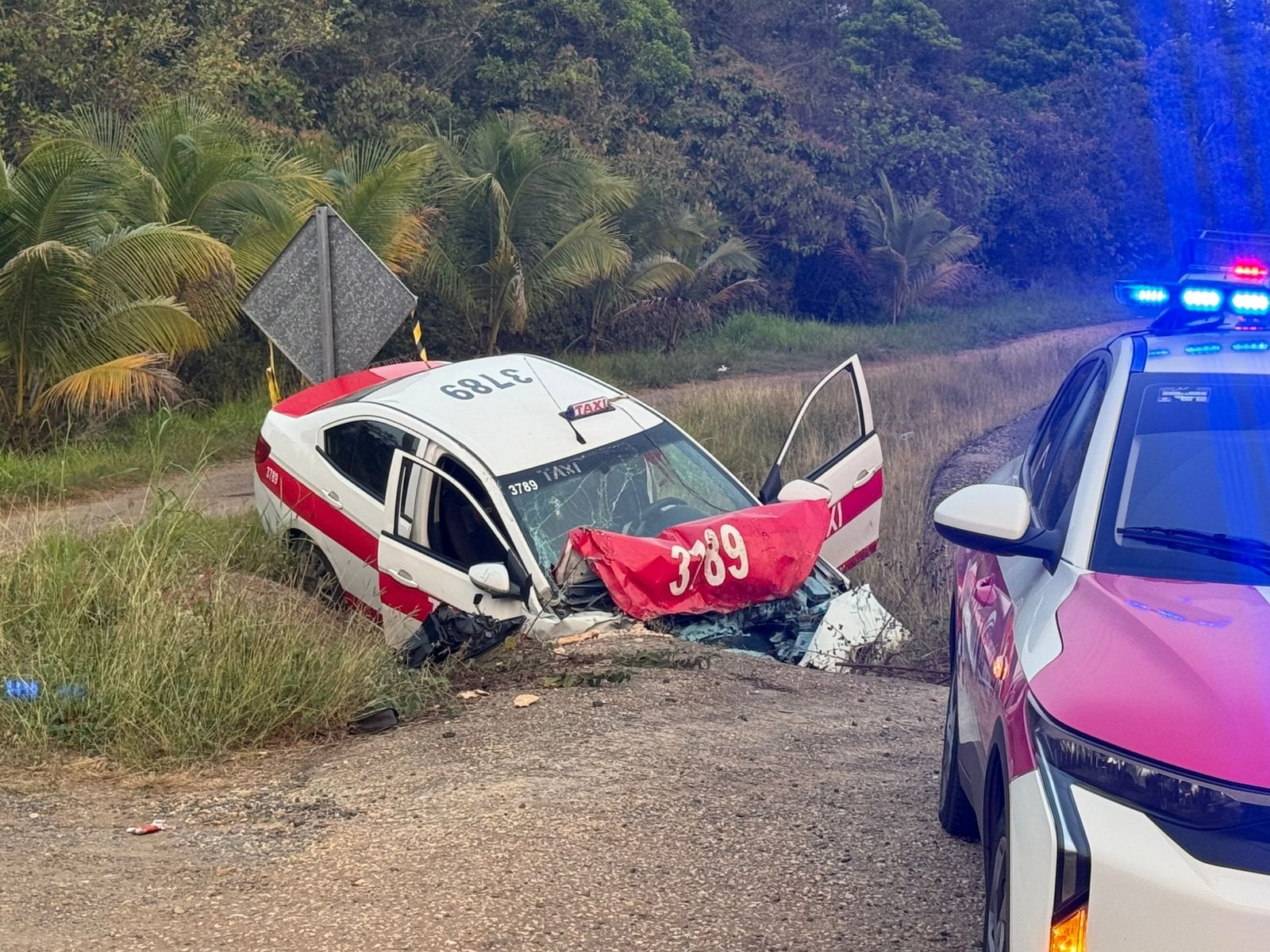 Taxi queda destrozado tras salirse de la carretera carretera Minatitlán-Cosoleacaque