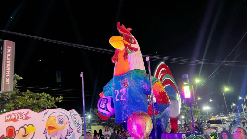 Gallito petrolero recorre Agua Dulce con temática mundialista