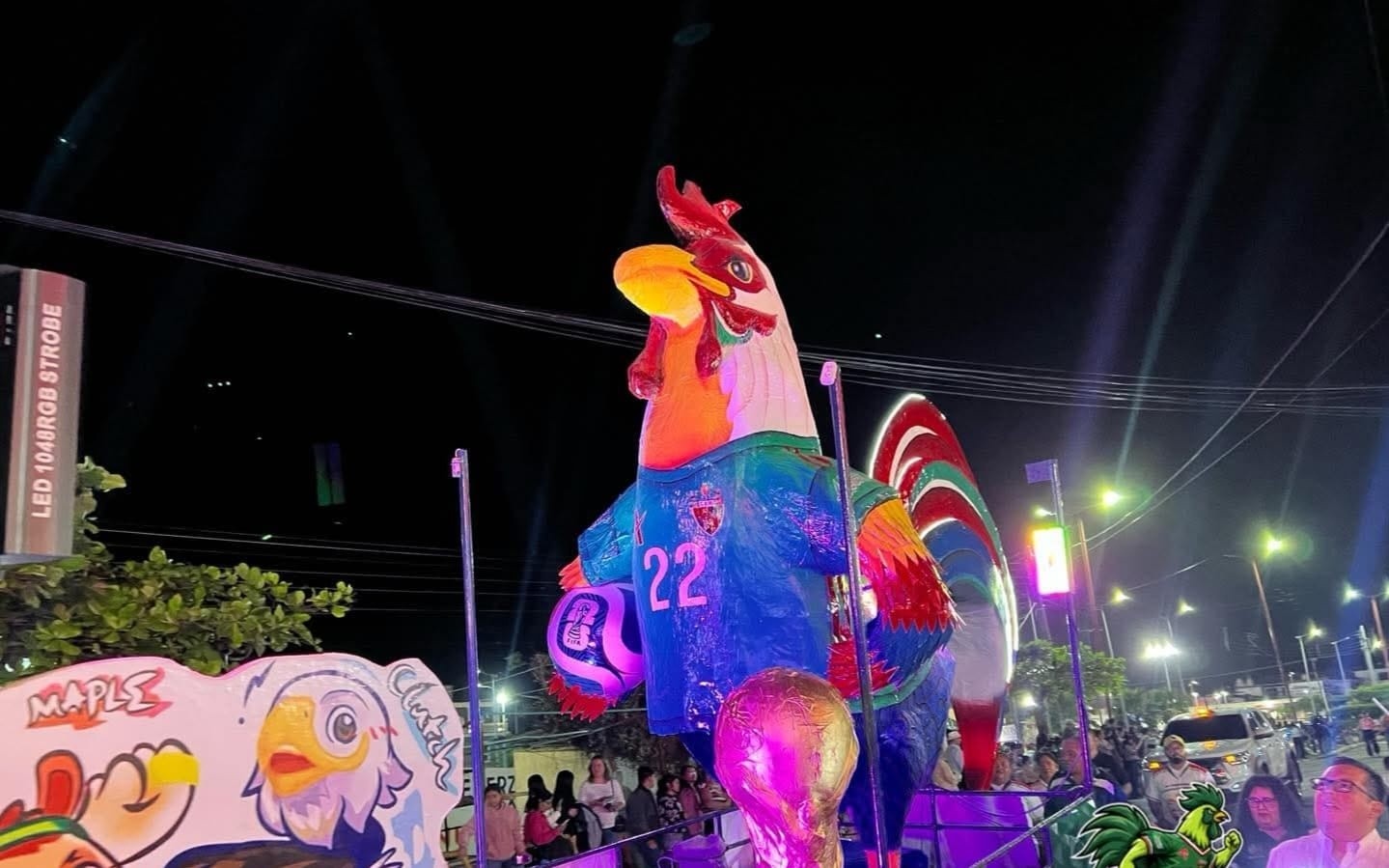 Gallito petrolero recorre Agua Dulce con temática mundialista