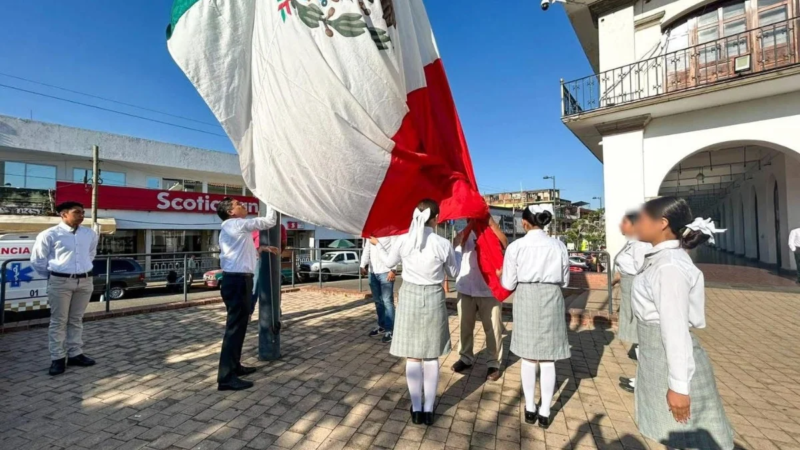Conmemoran en Acayucan el 220 aniversario del natalicio de Benito Juárez