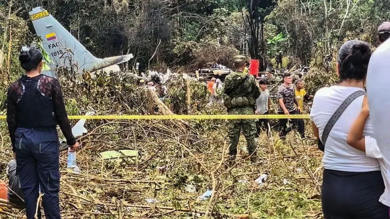 Al menos 34 muertos tras estrellarse un avión de la Fuerza Aérea Colombiana con 125 personas a bordo en el sur del país