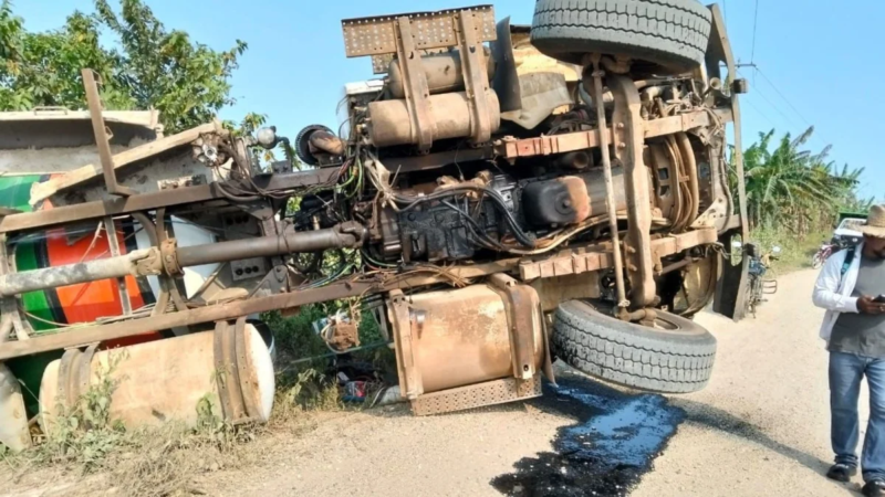 Tráfico afectado por accidente de camión en Texistepec