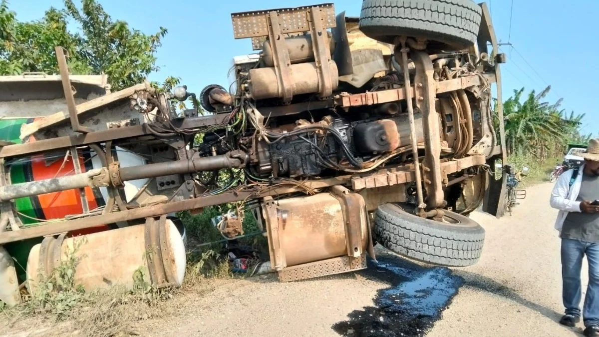 Tráfico afectado por accidente de camión en Texistepec